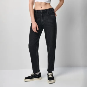 Czarne jeansy mom fit cropped z efektem sprania House