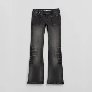 Czarne jeansy o kroju bootcut z efektem zagnieceń House