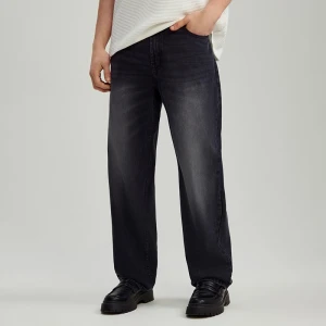 Czarne jeansy straight fit z efektem sprania House