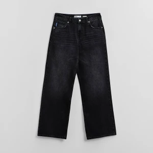 Czarne jeansy straight fit z efektem sprania House