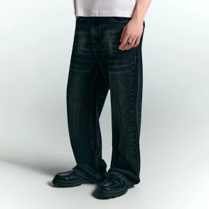 Czarne jeansy wide flare z efektem sprania House