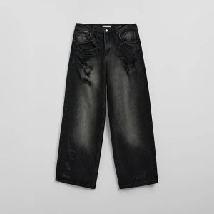 Czarne jeansy wide leg z dziurami i efektem sprania House