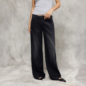 Czarne jeansy wide leg z niskim stanem House