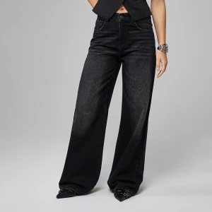Czarne jeansy wide leg z wysokim stanem i efektem sprania House