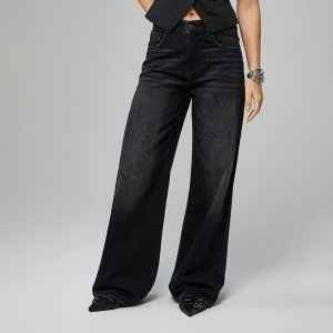 Czarne jeansy wide leg z wysokim stanem i efektem sprania House
