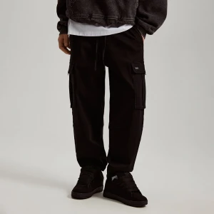 Czarne joggery na gumce z kieszeniami cargo House