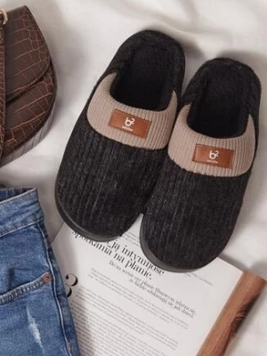 Czarne Kapcie z Futerka Ozdobione Tłoczeniem i Naszywką Lavetire