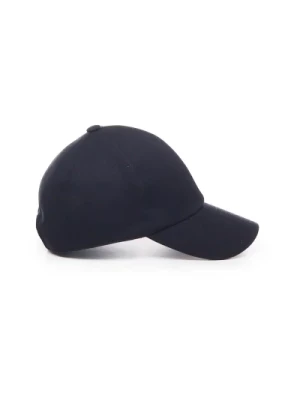 Czarne kapelusze na stylowy wygląd Courrèges
