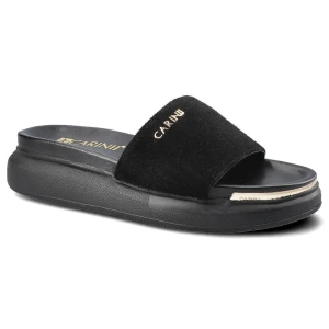 Klapki damskie Carinii, naturalna skóra zamszowa w czarnym kolorze z szerokim paskiem z logo oraz grubą lekką podeszwą zapewniającą stabilność, czarn