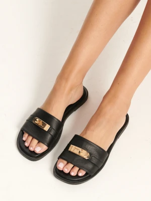 Czarne klapki damskie CARINII B10326-E50-000-000-000