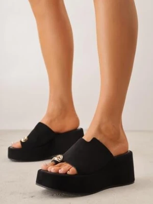 Czarne Klapki Japonki na Koturnie z Paskiem na Palec i Aplikacją Adrianah givana