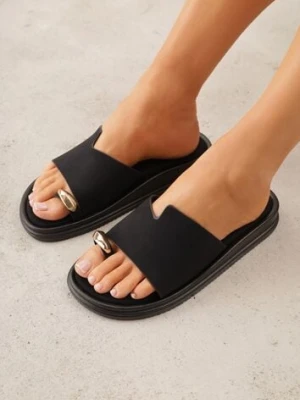 Czarne Klapki Japonki Ozdobione Aplikacją na Palcu Noevianna mulanka