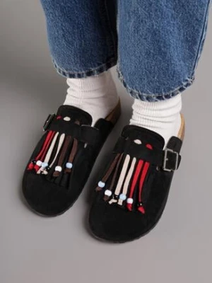 Czarne Klapki Mule w Stylu Boho z Ozdobnymi Frędzlami Varre tulipano