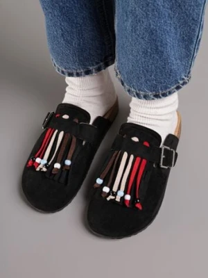 Czarne Klapki Mule z Oryginalnym Zdobieniem z Frędzlami Beladde tulipano