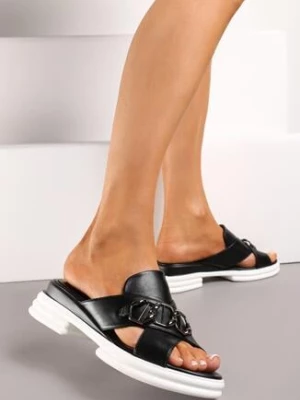 Czarne Klapki na Grubej Podeszwie z Metaliczną Klamrą Runetia