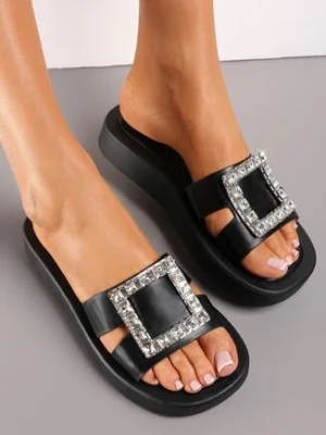 Czarne Klapki na Grubej Podeszwie z Metalową Ozdobą Ellisa