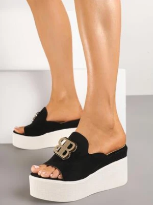 Czarne Klapki na Koturnie Ozdobione Metaliczną Aplikacją Aranivira