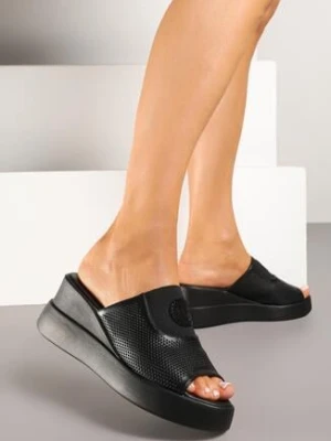 Czarne Klapki na Koturnie Vices z Perforacją Mevelissa