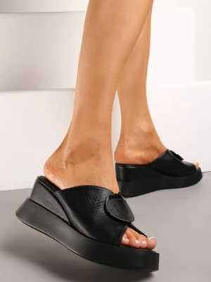 Czarne Klapki na Koturnie Wykończone Klamrą oraz Ozdobną Perforacją Sazura