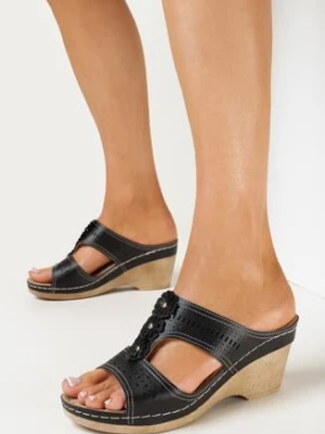 Czarne Klapki na Koturnie z Odkrytym Noskiem i Ozdobnym Paskiem Luissa