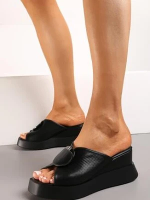 Czarne Klapki na Koturnie z Perforacją i Ozdobną Klamrą Sndina