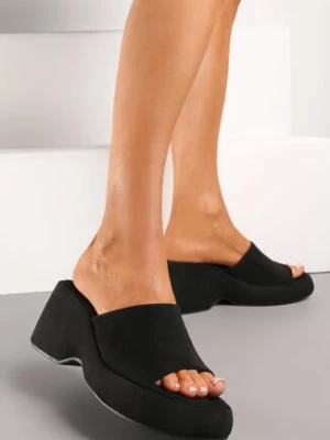 Czarne Klapki na Koturnie z Platformą i Szerokim Paskiem Arlika