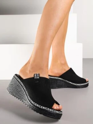 Czarne Klapki na Koturnie z Szerokim Paskiem i Perforacją Givika