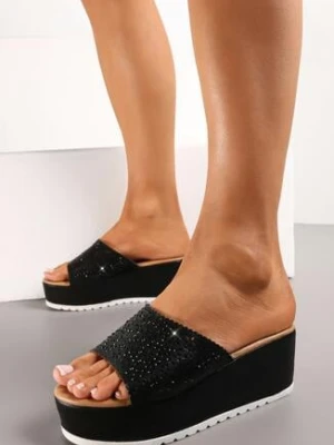 Czarne Klapki na Koturnie z Szerokim Paskiem z Perforacją Battis