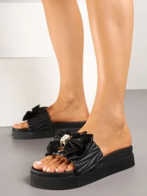 Czarne Klapki na Niskiej Platformie Zdobione Aplikacją z Kokardą Kinoriela seastar