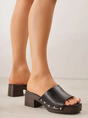 Czarne Klapki na Platformie i Słupku Ozdobione Nitami po Bokach Wilevia marquiiz