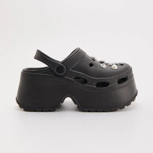 Czarne klapki na platformie w stylu chunky House