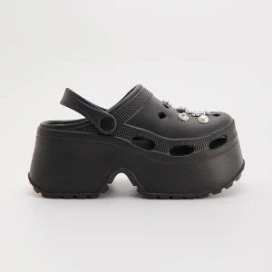 Czarne klapki na platformie w stylu chunky House