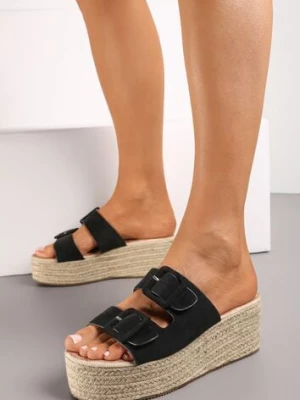 Czarne Klapki na Plecionej Koturnie z Ozdobnymi Klamrami Saftia