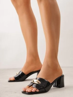 Czarne Klapki na Słupku w Eleganckim Stylu Zdobione Podłużną Aplikacją Achythia