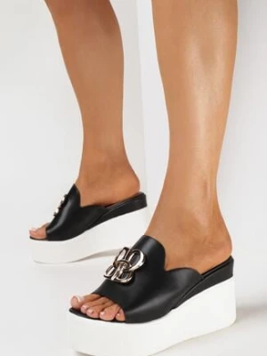 Czarne Klapki na Wysokiej Platformie z Metalową Klamrą Noclla