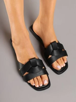 Czarne Klapki Ozdobione Geometryczną Cholewką Orrona lady glory