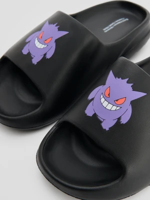 Czarne klapki piankowe z motywem Gengara House