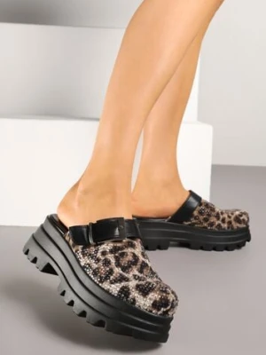 Czarne Klapki Typu Chodaki na Tłoczonej Platformie Zdobione Sprzączką Sorelenna mellisa