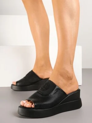 Czarne Klapki Vices na Koturnie Ozdobione Perforacją Mevirella