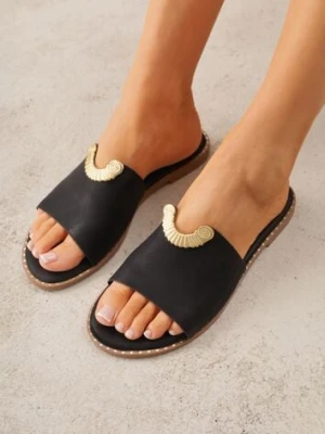 Czarne Klapki VICES Ozdobione Wycięciami i Metaliczną Aplikacją Genereida