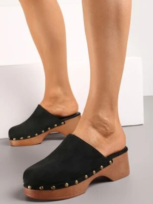 Czarne Klapki w Stylu Chodaków Ozdobione Nitami na Słupku Amonde