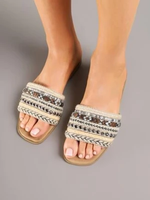 Brązowo-Beżowe Klapki z Plecionką w Stylu Boho i Nitami Karvisa