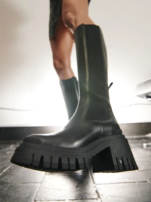 Czarne kozaki damskie CARINII B8508-E50-000-000-F48