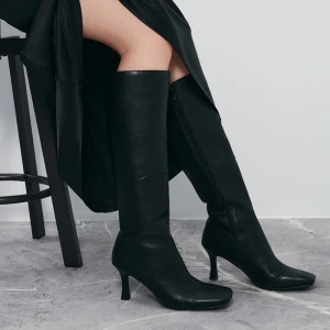 Czarne kozaki na obcasie kitten z kwadratowym noskiem House