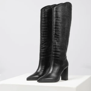 Czarne kozaki damskie premium z tłoczeniem w skore krokodyla 71033-51 Wojas