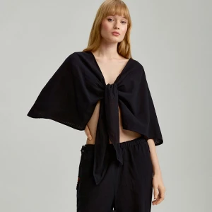 Czarne krótkie ponczo o kimonowym kroju z wiązaniem House