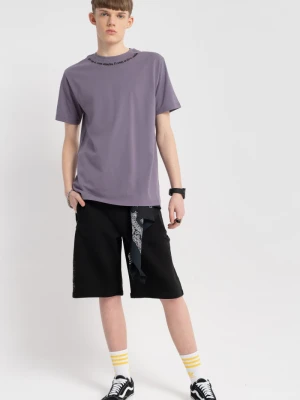 Czarne krótkie spodenki dresowe z nadrukiem na nogawce Reporter Young