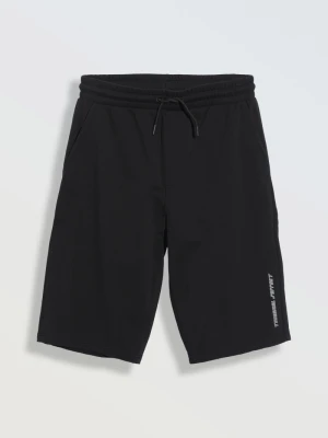 Czarne krótkie spodenki dresowe z nadrukiem z boku Reporter