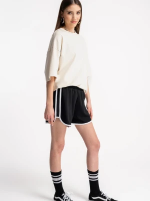 Czarne krótkie spodenki wykończone białą lamówką Reporter