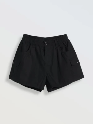 Czarne krótkie spodenki z naszywanymi kieszeniami Reporter